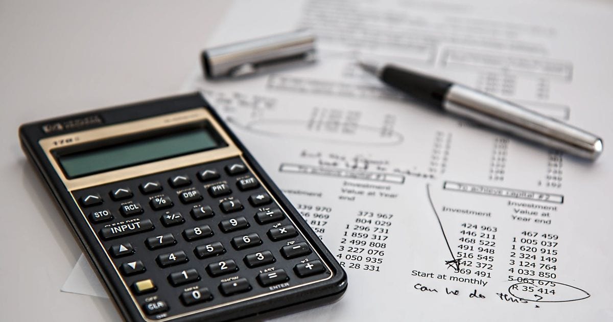 Calculadora sobre documento de cálculo de pensão alimentícia